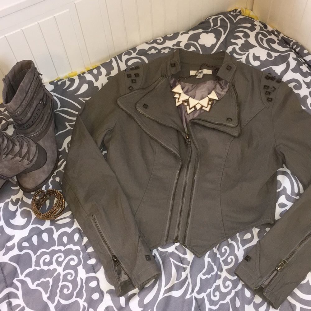 Super cute army styled jacket💚